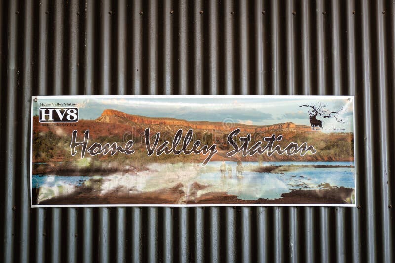 Signe bienvenu de station à la maison de vallée photographie stock libre de droits Signe bienvenu de station à la maison de vallée photographie stock libre de droits