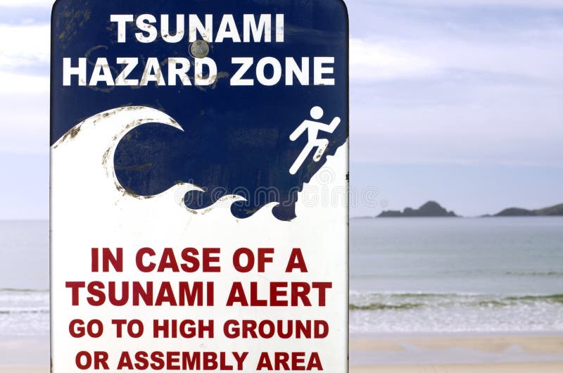 Signe d'itinéraire d'évacuation de tsunami photo libre de droits