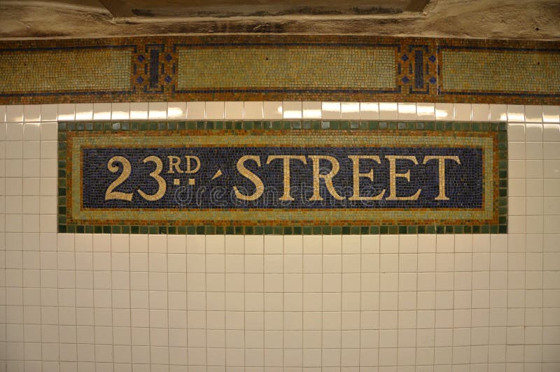 Signe de 23ème souterrain de rue dans la tuile de mosaïque, NYC images libres de droits Signe de 23ème souterrain de rue dans la tuile de mosaïque, NYC images libres de droits