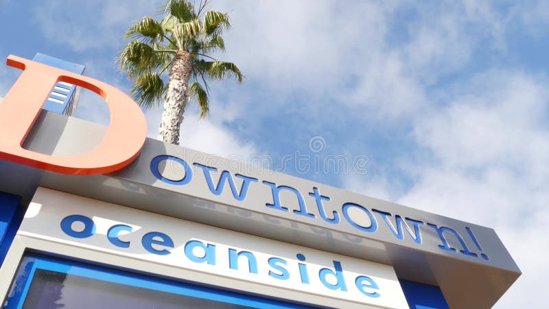 Signe de palmiers et d'oceanside nameboard. L'oside est la côte ouest américaine populaire San de l'océan pacifique de la station banque de vidéos