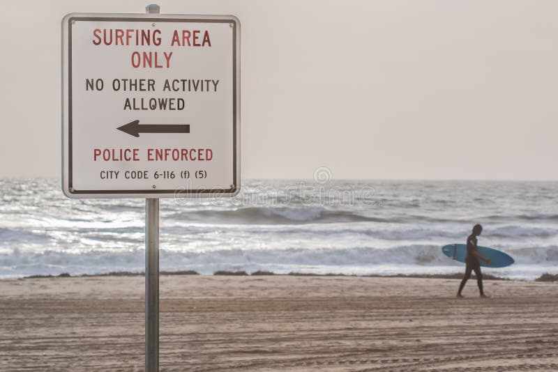 Signe de plage au surfer de Virginia Beach Oceanfront With photographie stock libre de droits Signe de plage au surfer de Virginia Beach Oceanfront With photographie stock libre de droits
