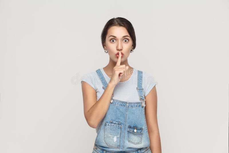 Signe de Shh Belle femme indienne regardant l'appareil-photo avec s silencieux photographie stock Signe de Shh Belle femme indienne regardant l'appareil-photo avec s silencieux photographie stock