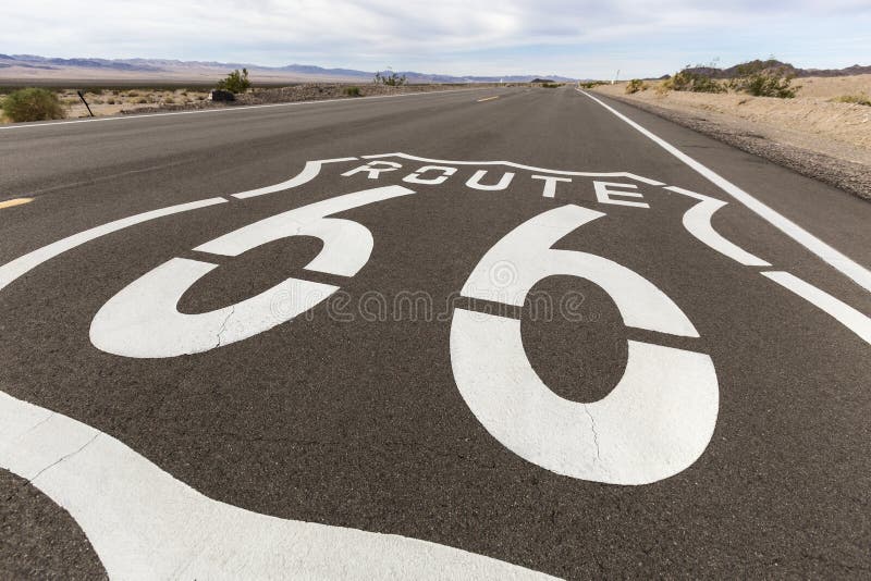 Signe de trottoir de désert de Route 66 la Californie image libre de droits Signe de trottoir de désert de Route 66 la Californie image libre de droits