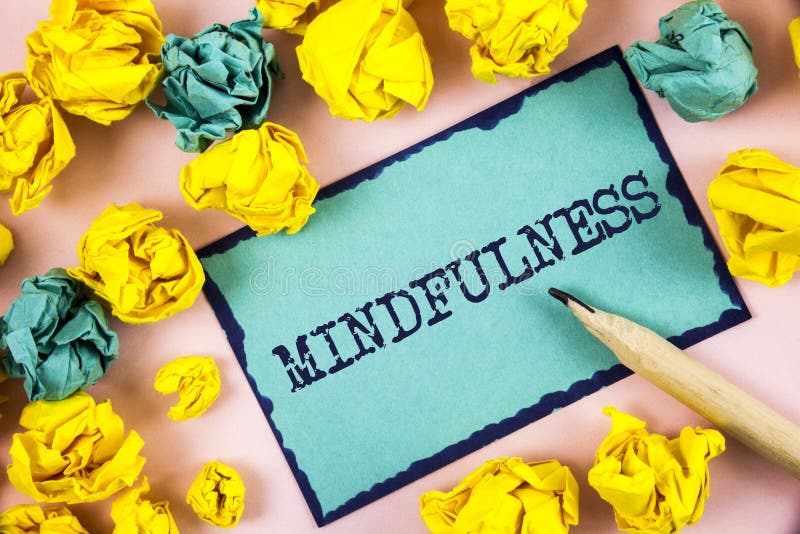 Signe des textes montrant le Mindfulness La photo conceptuelle étant calme conscient de conscience acceptent des pensées et des s image libre de droits Signe des textes montrant le Mindfulness La photo conceptuelle étant calme conscient de conscience acceptent des pensées et des s image libre de droits