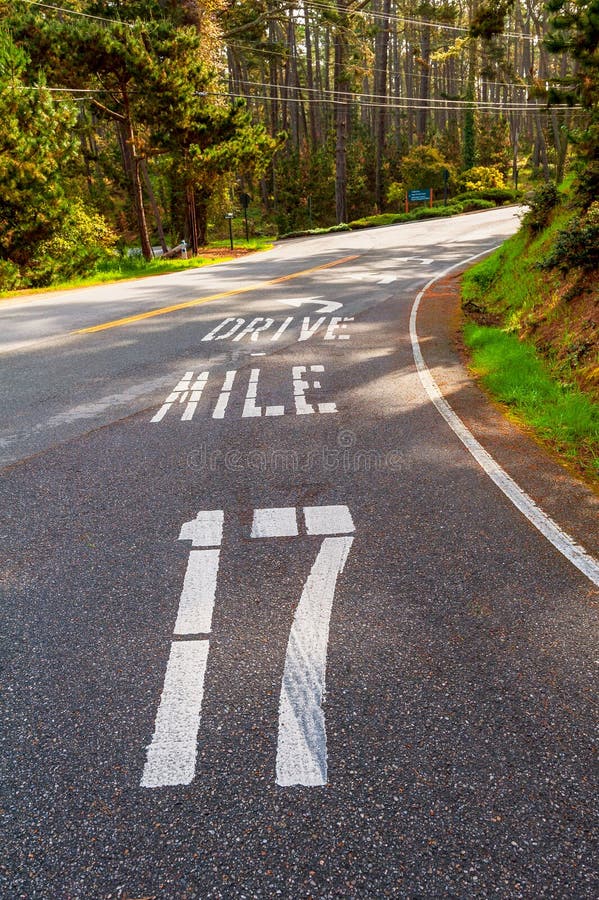 Signe directionnel à la commande 17mile dans le comté de Monterey en Californie états-unis photographie stock Signe directionnel à la commande 17mile dans le comté de Monterey en Californie états-unis photographie stock