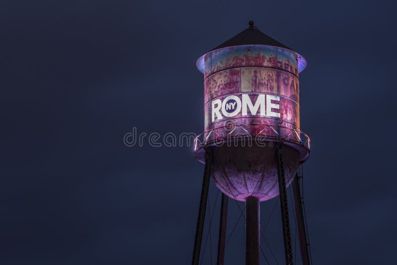 Signe en acier v de la tour de gros plan horizontal et offre une vue sur la ville de Rome