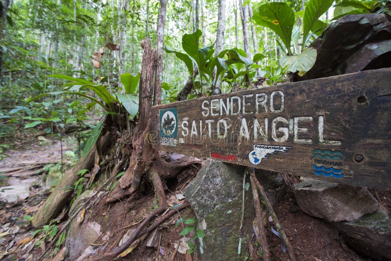 Signe en bois bienvenu au Salto Agencel, Canaima photographie stock Signe en bois bienvenu au Salto Agencel, Canaima photographie stock