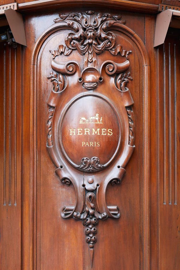 Signe en bois de magasin de luxe de mode de Hermes dans l'avenue George V ? Paris, France