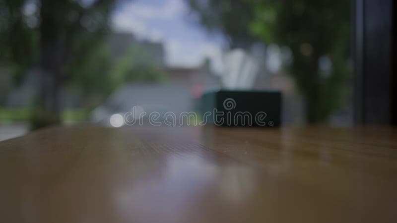Signe réservé définissant sur la table de café avec la fenêtre vue ville. La table est réservée. La main femelle a mis sur l'ongle clips vidéos