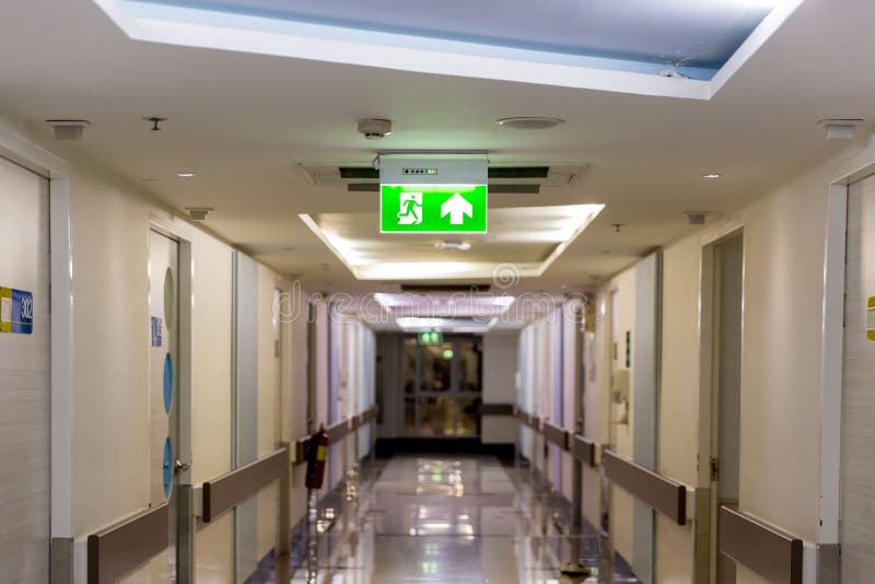 Signe vert de sortie de secours montrant la mani?re de s'?chapper Sortie de secours dans le b?timent photos stock Signe vert de sortie de secours montrant la mani?re de s'?chapper Sortie de secours dans le b?timent photos stock