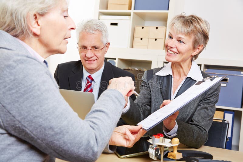 Signes de femme conseillant le protocole à la banque image stock