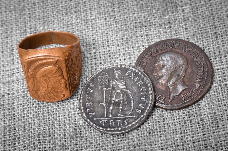 Signet pierścionek i dwa monety antyczny imperium rzymskie obraz stock Signet pierścionek i dwa monety antyczny imperium rzymskie obraz stock