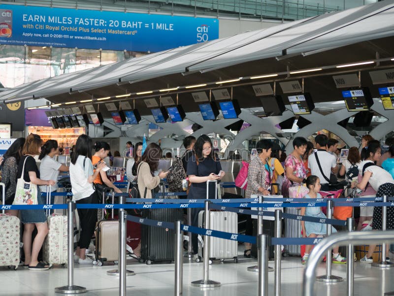 Signez contre à l'aéroport photographie stock libre de droits Signez contre à l'aéroport photographie stock libre de droits