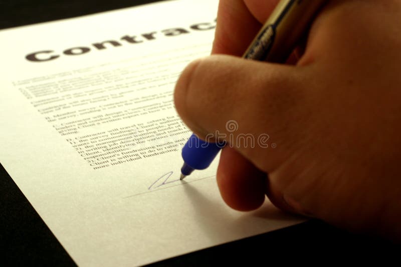 Persona firma contrato, negro.