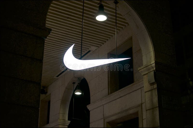 Del Logo De Nike Luminoso Imagen editorial - Imagen de lifestyle, 161649390