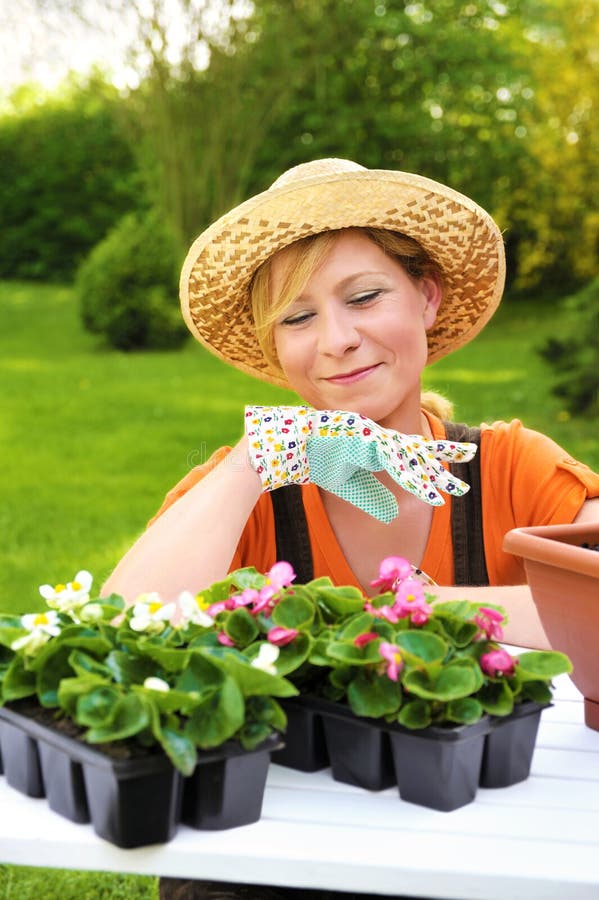 Signora che riposa nel giardino immagine stock libera da diritti Signora che riposa nel giardino immagine stock libera da diritti