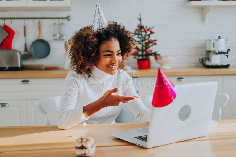 Signora con il cono di festa porta la festa di compleanno online fotografie stock libere da diritti
