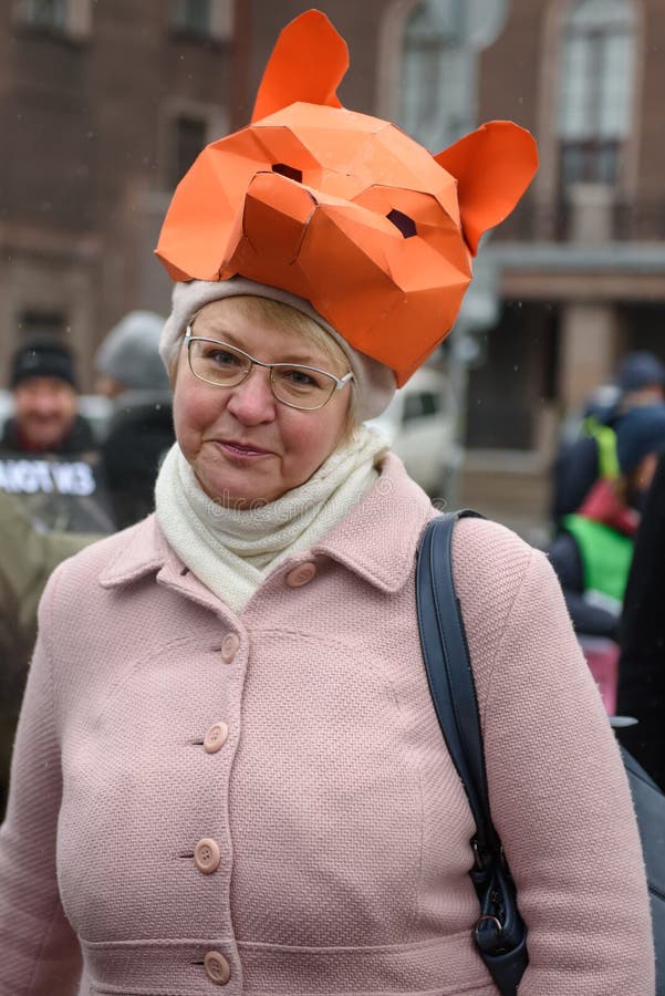 Signora con la maschera della volpe della carta come cappello, durante “marzo per gli animali a Riga, la Lettonia fotografie stock Signora con la maschera della volpe della carta come cappello, durante “marzo per gli animali a Riga, la Lettonia fotografie stock