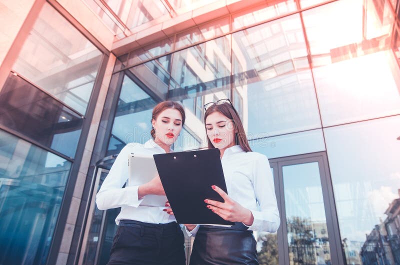 Signora #37 di affari Personale di ufficio Due ragazze con la linguetta elettronica immagini stock Signora #37 di affari Personale di ufficio Due ragazze con la linguetta elettronica immagini stock