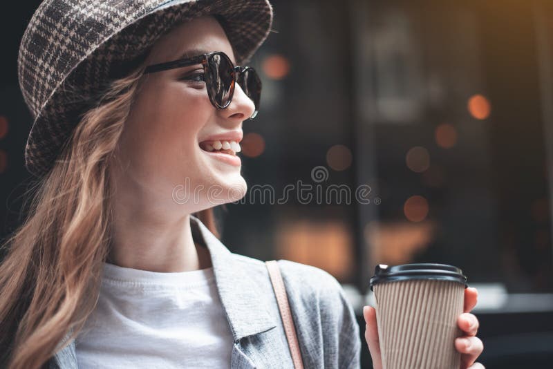 Signora di risata in tonalità d'avanguardia con la tazza di caffè fotografie stock libere da diritti Signora di risata in tonalità d'avanguardia con la tazza di caffè fotografie stock libere da diritti