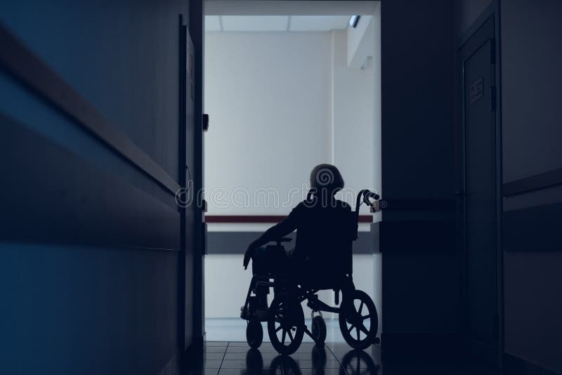 Signora disattivata sta visitando l'ospedale per il controllo fotografia stock Signora disattivata sta visitando l'ospedale per il controllo fotografia stock