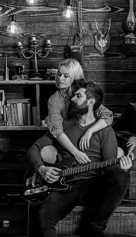 Signora ed uomo con la barba sulla chitarra vaga degli abbracci e dei giochi dei fronti Concetto romantico di sera Le coppie nell immagini stock libere da diritti Signora ed uomo con la barba sulla chitarra vaga degli abbracci e dei giochi dei fronti Concetto romantico di sera Le coppie nell immagini stock libere da diritti
