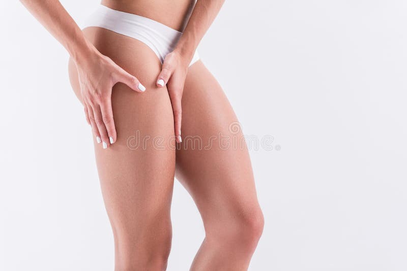 Signora esile giovanile preferisce la biancheria intima comoda fotografia stock libera da diritti Signora esile giovanile preferisce la biancheria intima comoda fotografia stock libera da diritti