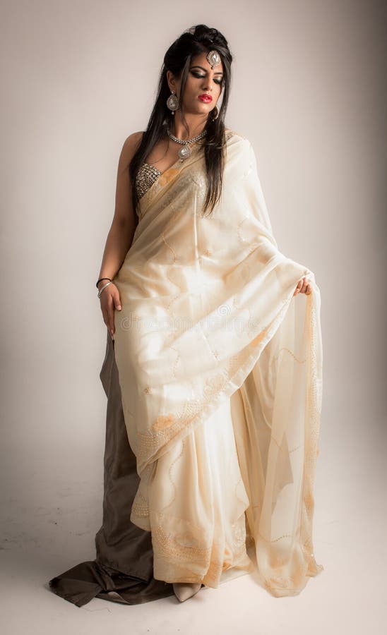 Signora indiana in vestito bianco crema fotografie stock Signora indiana in vestito bianco crema fotografie stock