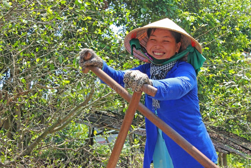 Signora sorridente della barca di delta del Mekong fotografia stock Signora sorridente della barca di delta del Mekong fotografia stock