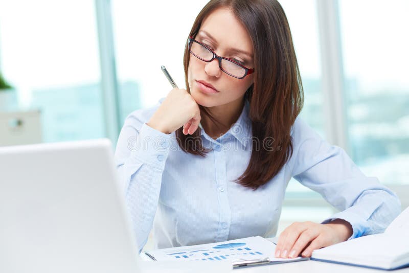 Signora sul lavoro immagini stock libere da diritti Signora sul lavoro immagini stock libere da diritti