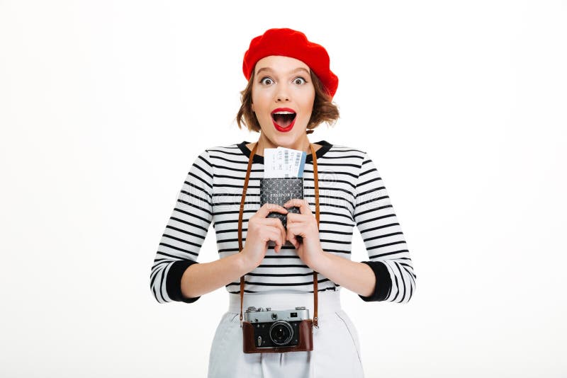 Signora turistica sorpresa con il passaporto della tenuta della macchina fotografica con i biglietti fotografie stock Signora turistica sorpresa con il passaporto della tenuta della macchina fotografica con i biglietti fotografie stock