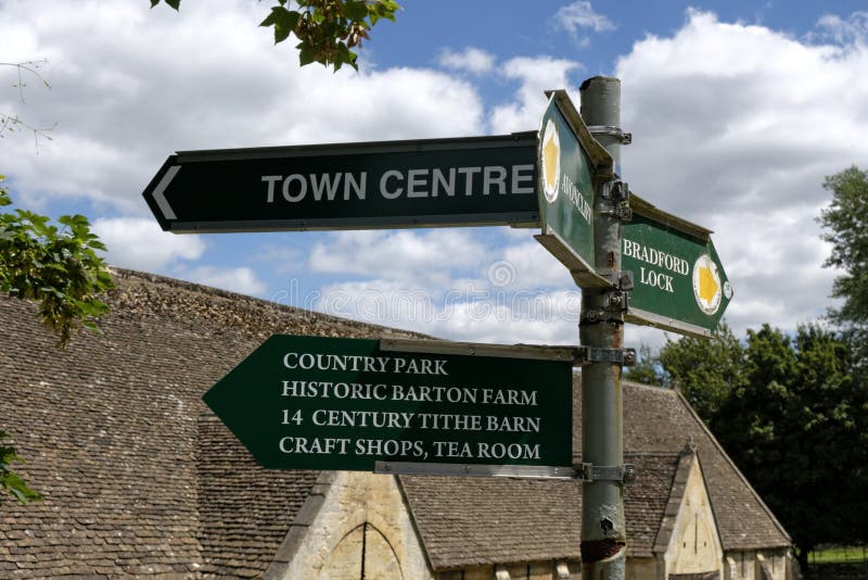 A Signpost in Tithe Barn, Bradford on Avon, Wiltshire, Verenigd Koninkrijk royalty-vrije stock foto's A Signpost in Tithe Barn, Bradford on Avon, Wiltshire, Verenigd Koninkrijk royalty-vrije stock foto's