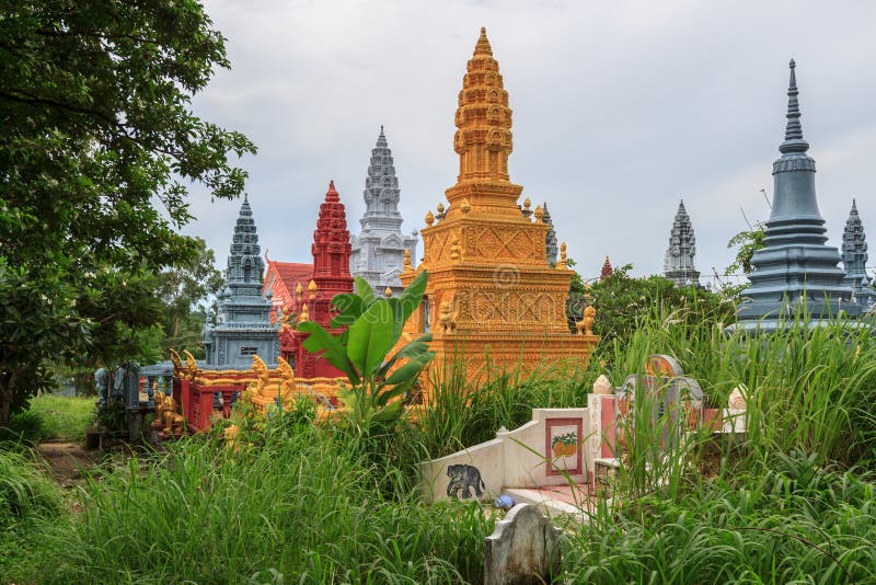 SIHANOUKVILLE КАМБОДЖА, 26-ОЕ ИЮНЯ 2015: Сад пагод Wat Krom старый красивый в кладбище 26-ого июня 2015 стоковое фото SIHANOUKVILLE КАМБОДЖА, 26-ОЕ ИЮНЯ 2015: Сад пагод Wat Krom старый красивый в кладбище 26-ого июня 2015 стоковое фото