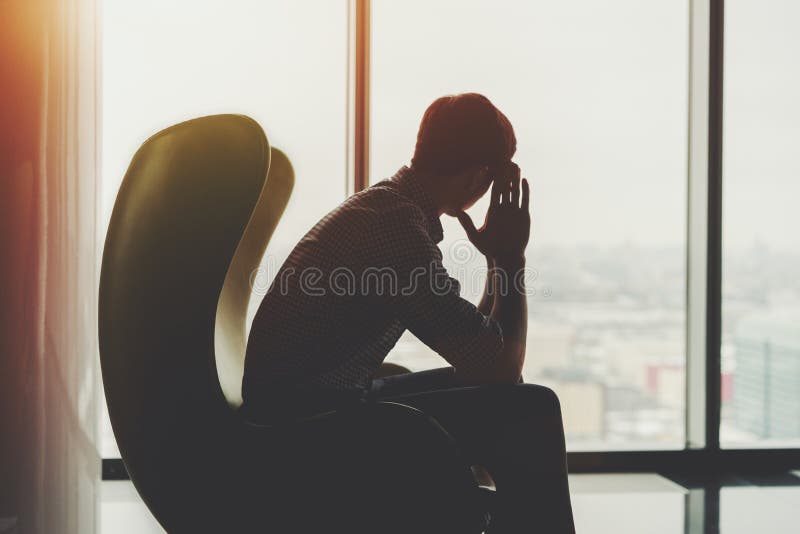 Sihluette del hombre de negocios pensativo cerca de la ventana imagenes de archivo Sihluette del hombre de negocios pensativo cerca de la ventana imagenes de archivo