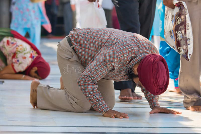 Sikh vallfärdar i den guld- templet. Amritsar Punjab, Indien. arkivfoto Sikh vallfärdar i den guld- templet. Amritsar Punjab, Indien. arkivfoto