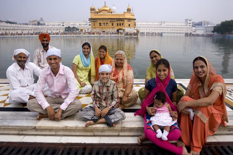 Sikhfamilie - goldener Tempel - Amritsar - Indien lizenzfreie stockfotos Sikhfamilie - goldener Tempel - Amritsar - Indien lizenzfreie stockfotos