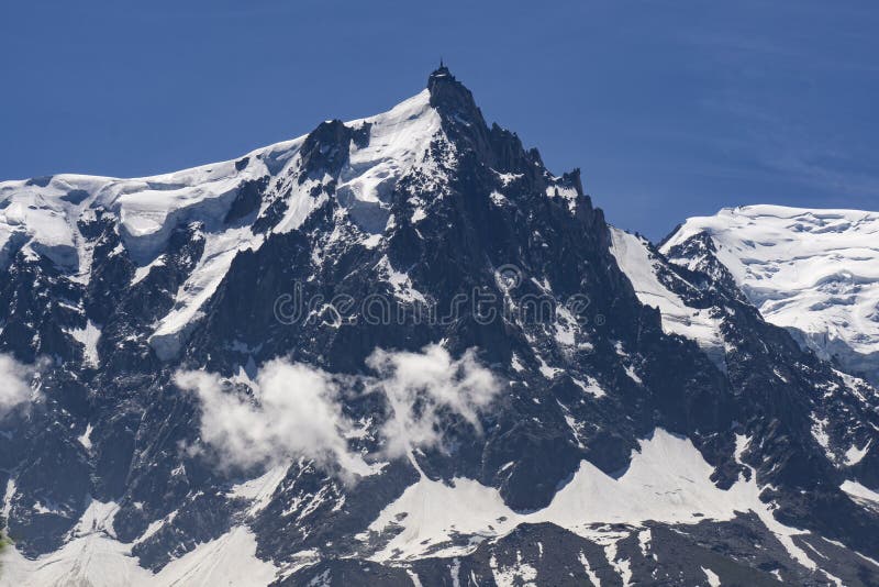 Sikt av Aiguille du Midi på en härlig solig dag franska alps royaltyfri bild Sikt av Aiguille du Midi på en härlig solig dag franska alps royaltyfri bild