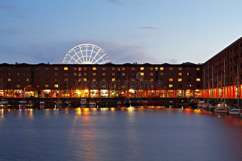 Sikt av Albert Dock i Liverpool UK arkivbilder