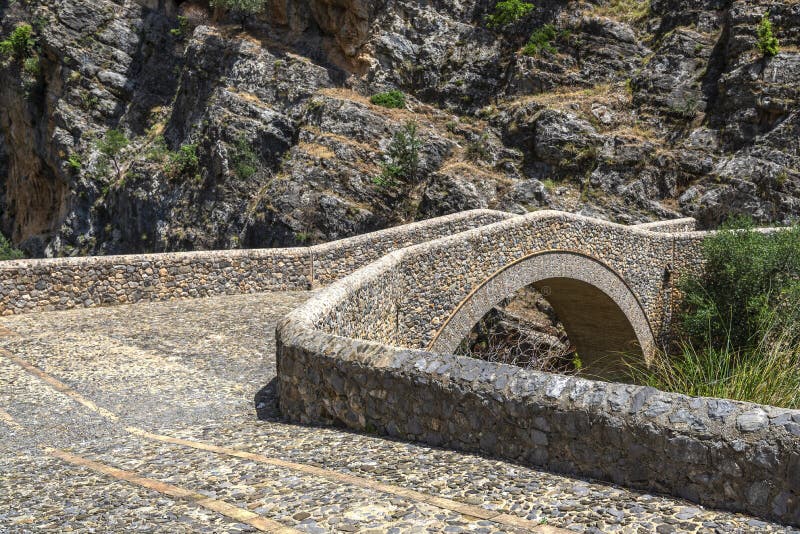 Sikt av banan för il Ponte del diavolo i Civita arkivbilder Sikt av banan för il Ponte del diavolo i Civita arkivbilder