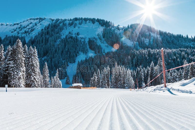 Sikt av berg och att skida lutningar i Österrike skidåkning royaltyfri fotografi Sikt av berg och att skida lutningar i Österrike skidåkning royaltyfri fotografi