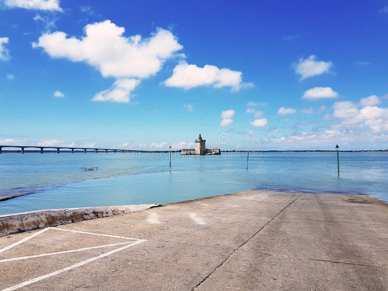 Sikt av bron av ön av Oleron, från Bourcefranc-le-Chapus. Sikt av bron av ön av Oleron och fortet Louvois, från Bourcefranc-le-Chapus, med det blå havet och himmel