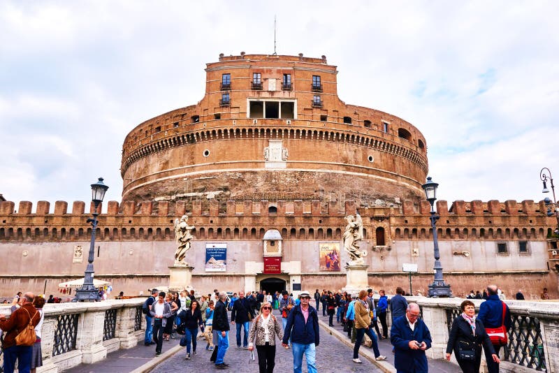 Sikt av Castel Sant ' Angelo, museum i Rome, från bron Ponte Sant'Angelo i Rome royaltyfri bild Sikt av Castel Sant ' Angelo, museum i Rome, från bron Ponte Sant'Angelo i Rome royaltyfri bild