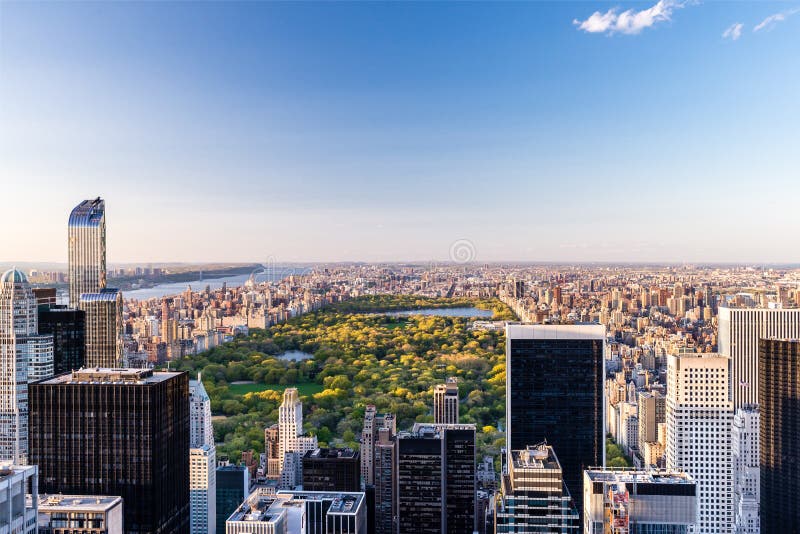 Sikt av Central Park från överkant av byggnad för väldetillstånd, New York arkivfoton Sikt av Central Park från överkant av byggnad för väldetillstånd, New York arkivfoton