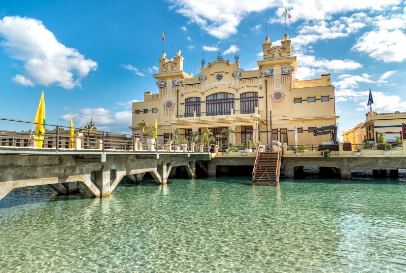 Sikt av charlestonen, den Mondello strandetableringen på havet i Palermo, Sicilien arkivfoto Sikt av charlestonen, den Mondello strandetableringen på havet i Palermo, Sicilien arkivfoto