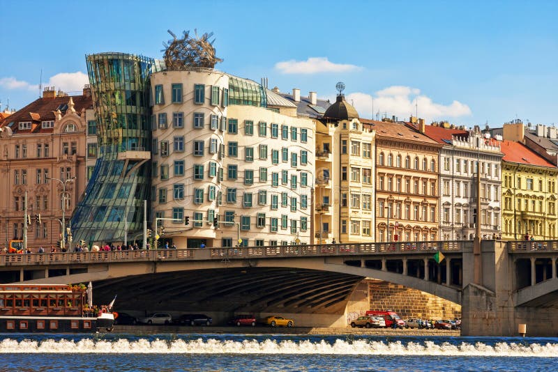 Sikt av danshuset och invallningen av den Vltava floden arkivbild