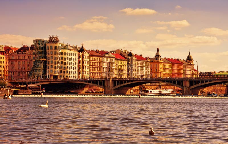 Sikt av danshuset och invallningen av den Vltava floden royaltyfri bild