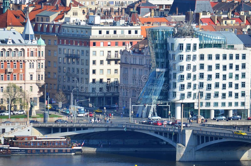 Sikt av danshuset, Prague royaltyfri bild