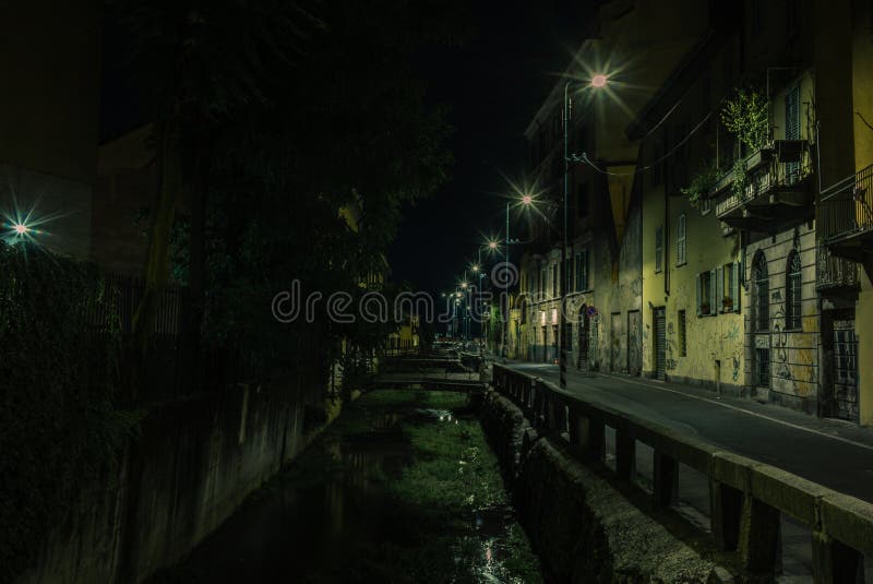 Sikt av de tomma Navigli vattenkanalerna i Milan på natt - 1 arkivbilder Sikt av de tomma Navigli vattenkanalerna i Milan på natt - 1 arkivbilder