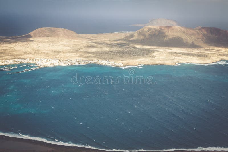 Sikt av delen av den Graciosa ön från Mirador del Rio de Janeiro, Lanzar royaltyfri bild Sikt av delen av den Graciosa ön från Mirador del Rio de Janeiro, Lanzar royaltyfri bild