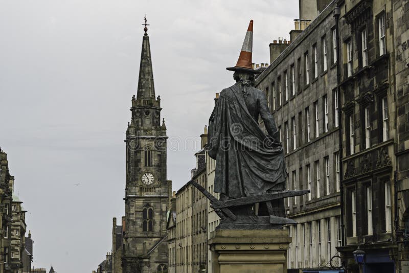 Sikt av den Adam Smith statyn i kunglig milgataEdinburg royaltyfria bilder Sikt av den Adam Smith statyn i kunglig milgataEdinburg royaltyfria bilder